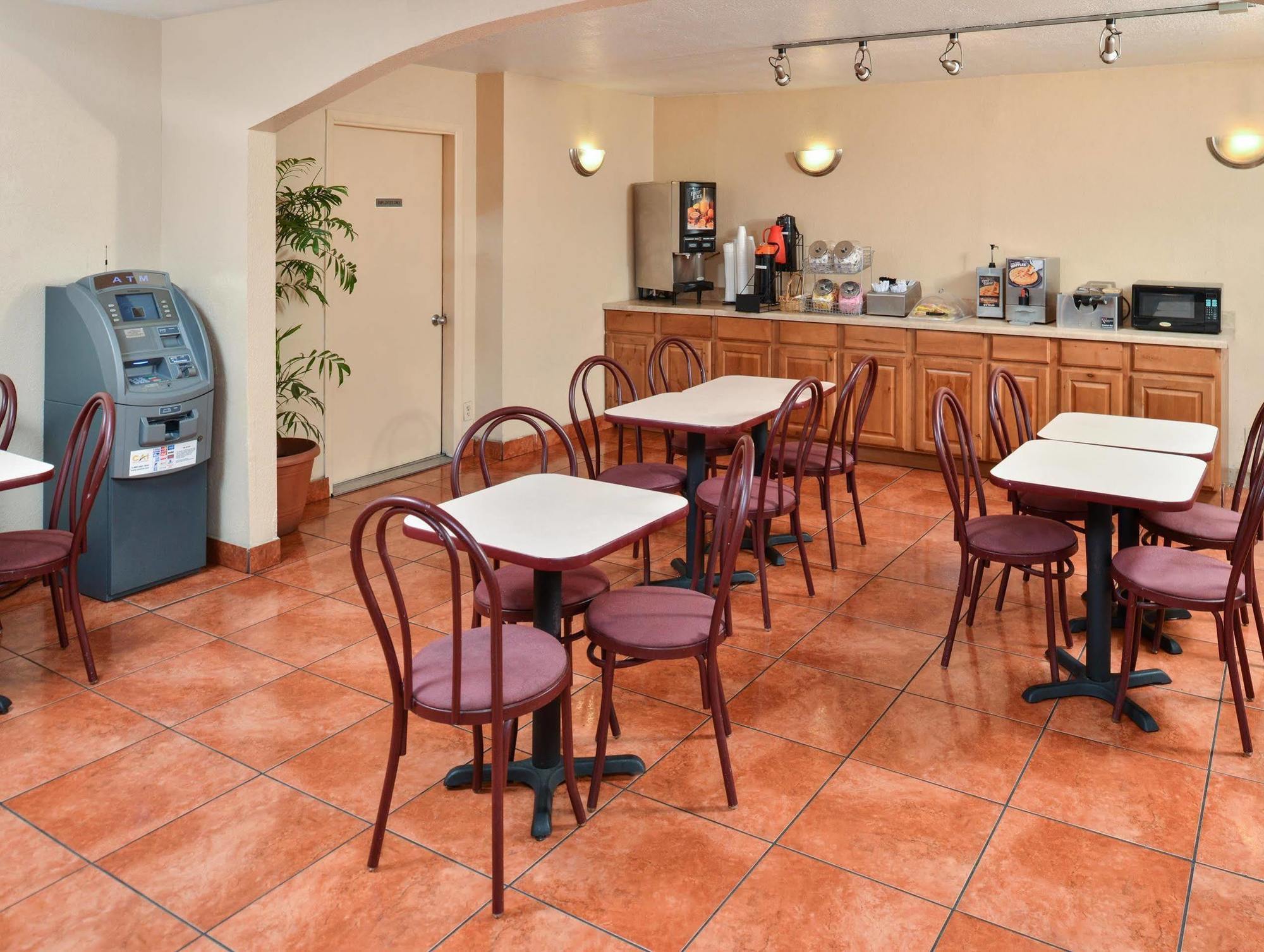 Days Inn By Wyndham Albuquerque Northeast Екстер'єр фото